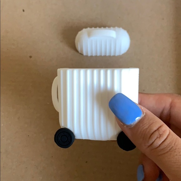 Selling a aipod case fully new never used. - Picture 2 of 2